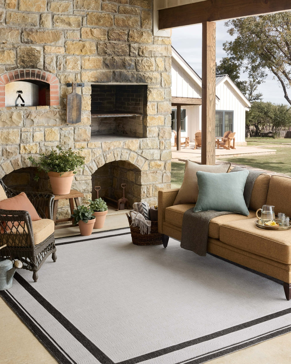 Loloi Easton ESN-11 Onyx / Ivory Area Rug Lifestyle Image Feature