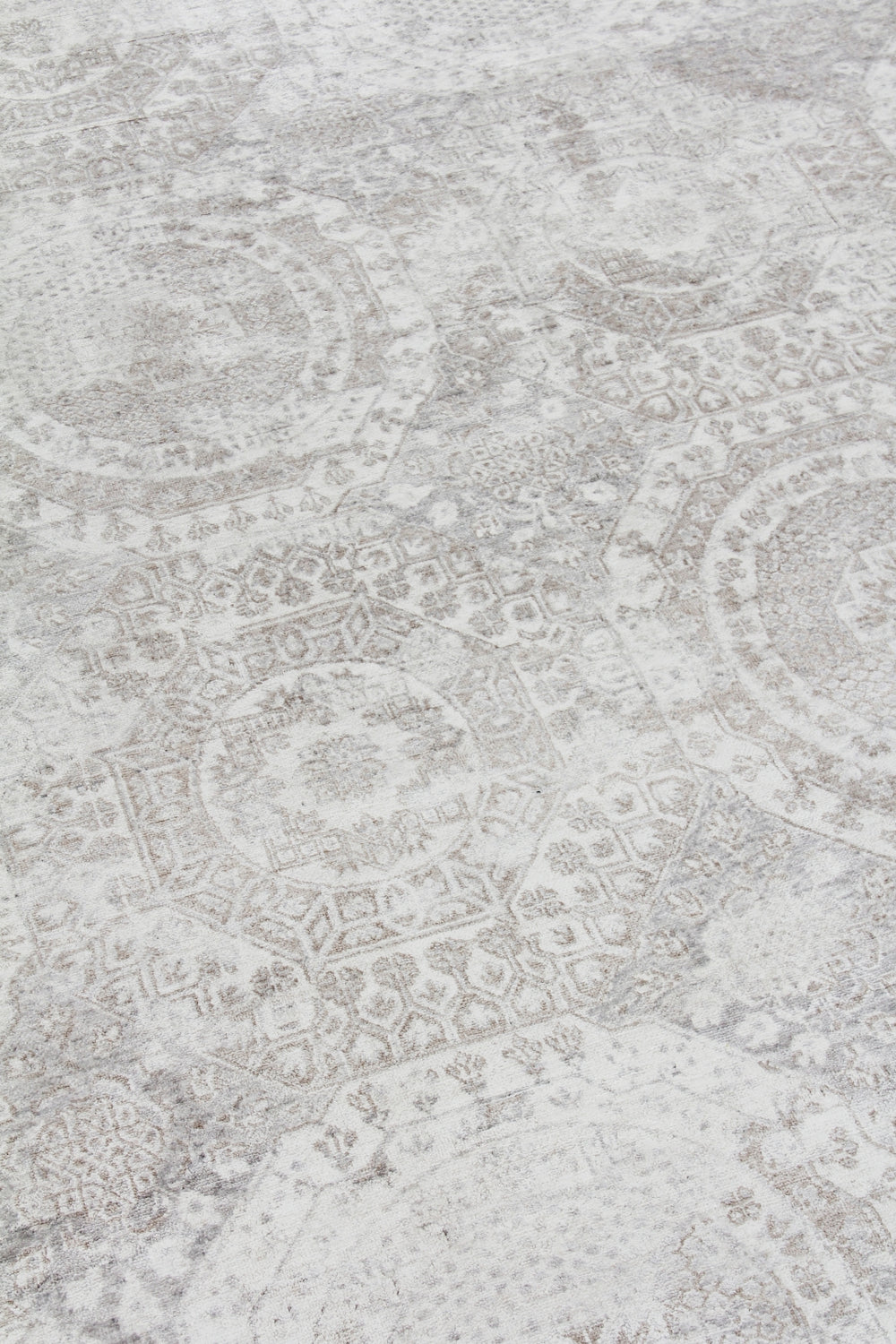 Exquisite Rugs Fine Mamluk 2480 Ivory/Taupe Area Rug Lifestyle Image Feature