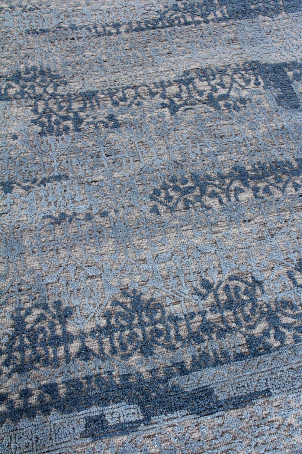 Exquisite Rugs Cadence 2566 Light Blue/Gray Area Rug by The Met Lifestyle Image Feature