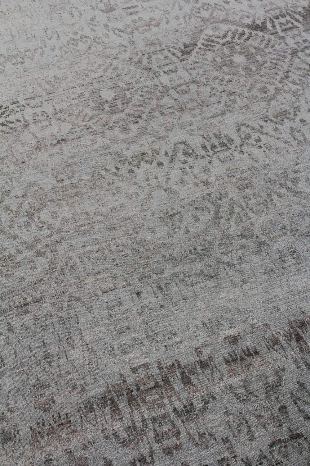 Exquisite Rugs Lexington 3737 Silver/Gray Area Rug Lifestyle Image Feature