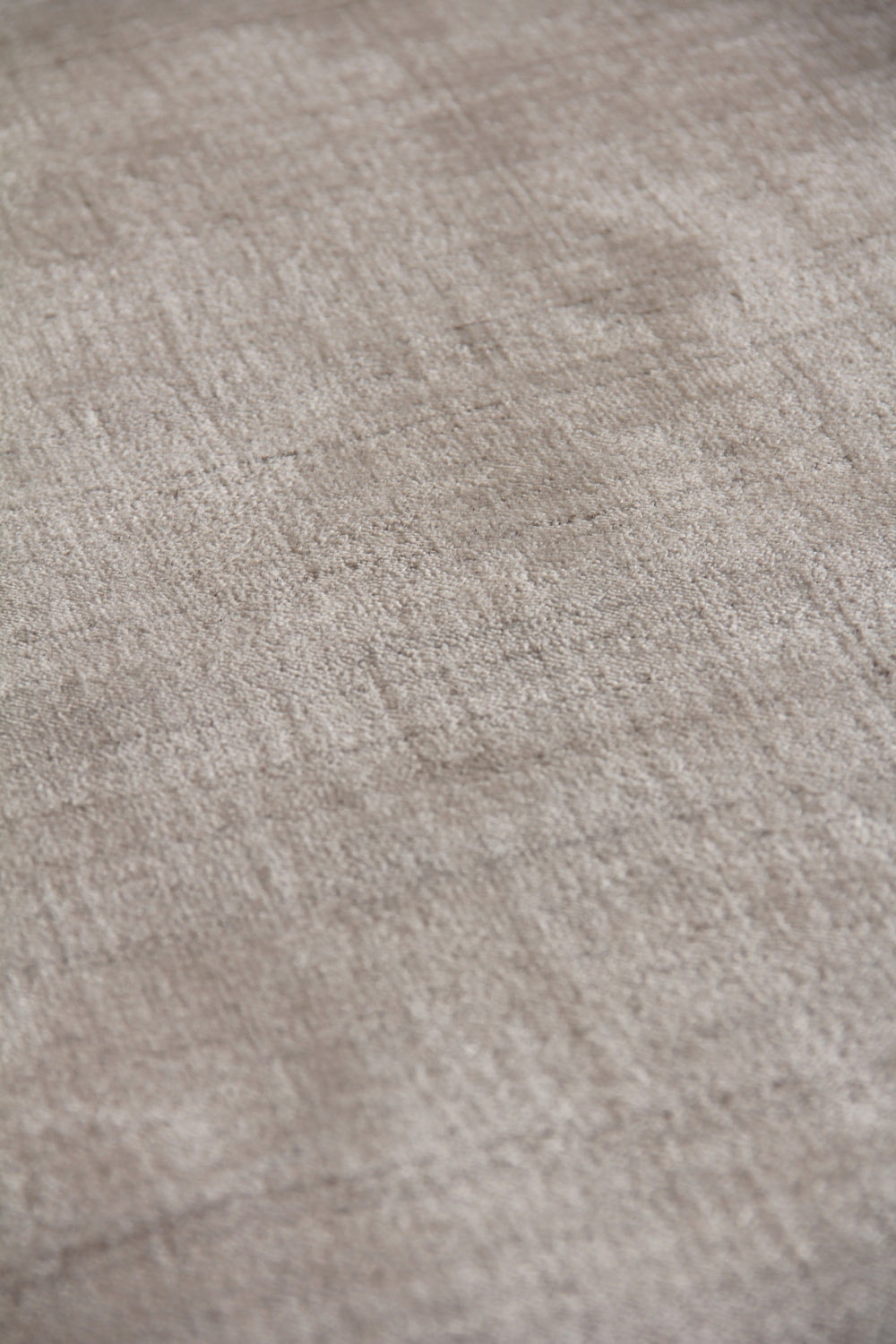 Exquisite Rugs Purity 3775 Silver Area Rug Lifestyle Image Feature