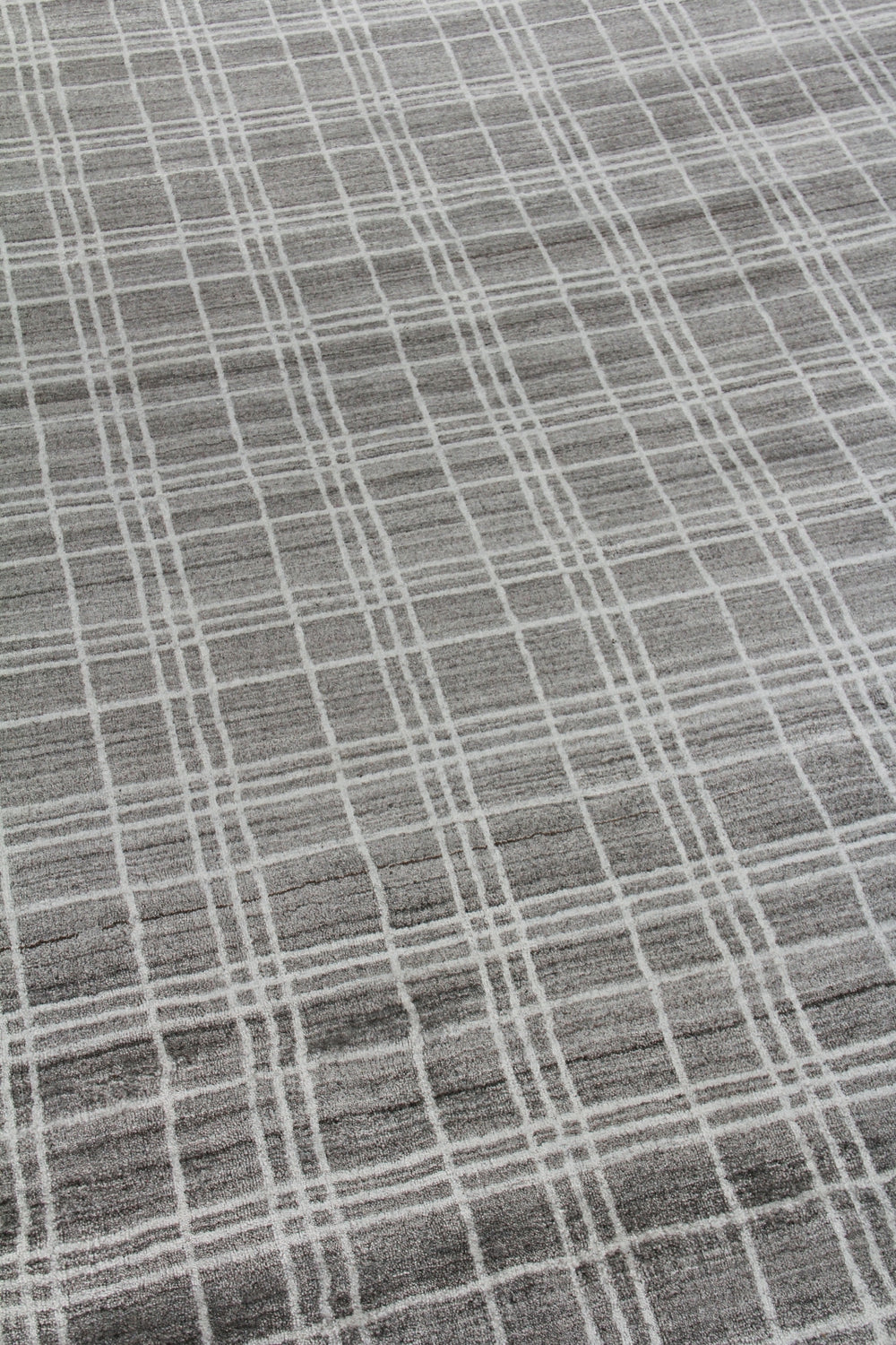 Exquisite Rugs Fairbanks 3836 Silver/White Area Rug Lifestyle Image Feature