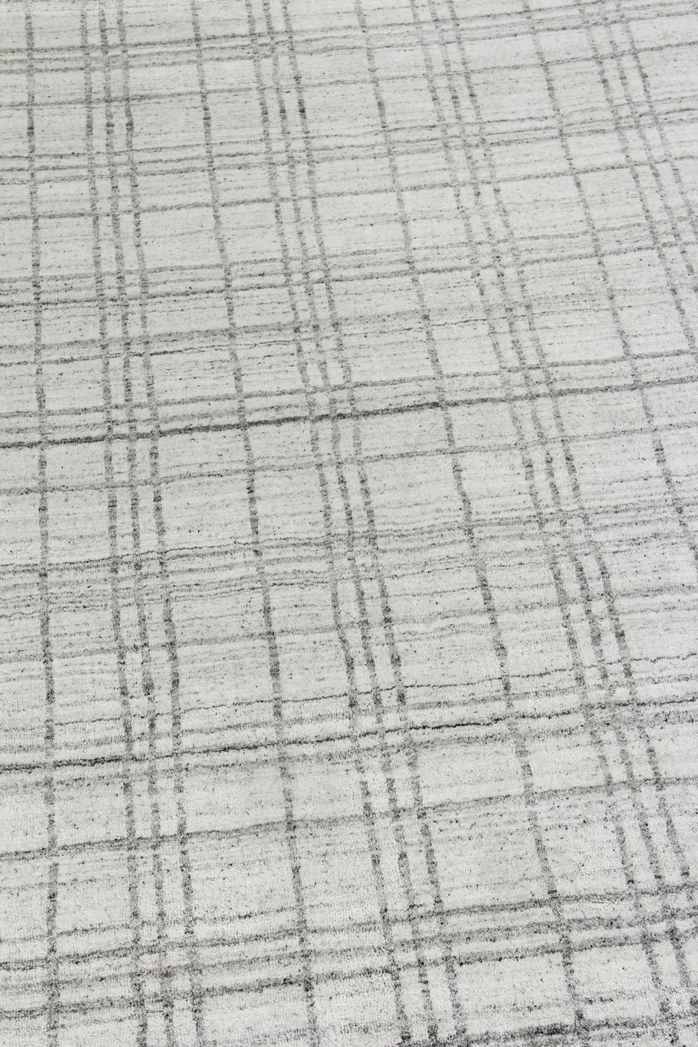 Exquisite Rugs Fairbanks 3838 White/Gray Area Rug Lifestyle Image Feature