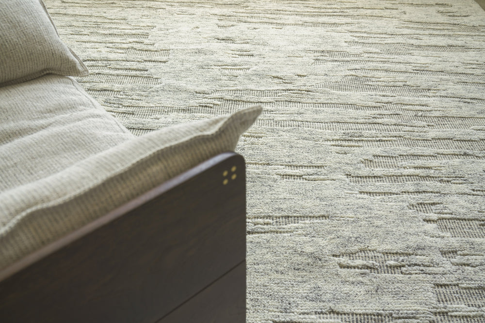 Exquisite Rugs Calibre 4461 Silver/Charcoal Area Rug Lifestyle Image Feature