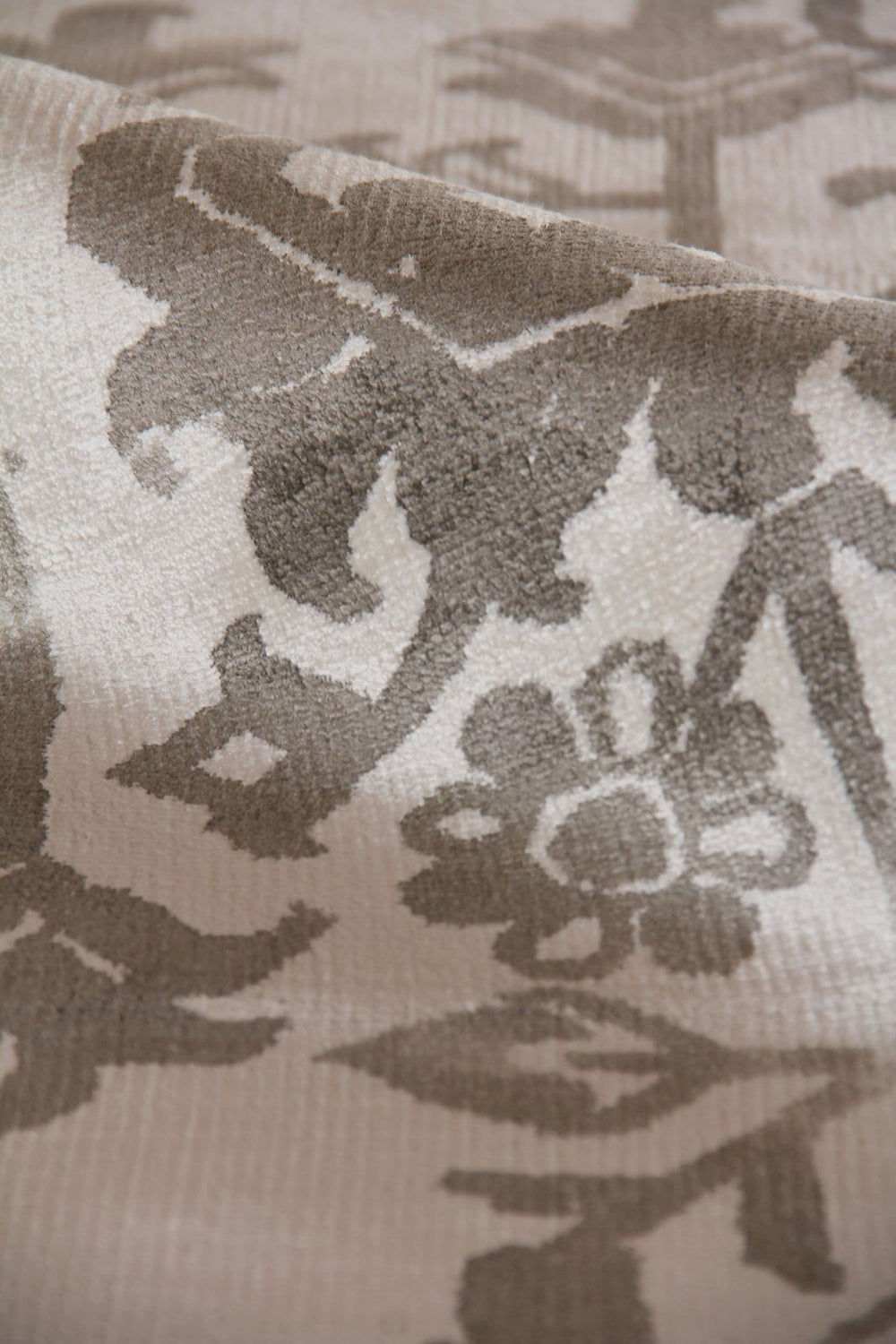 Exquisite Rugs Carrera 5169 Ash Area Rug Lifestyle Image Feature
