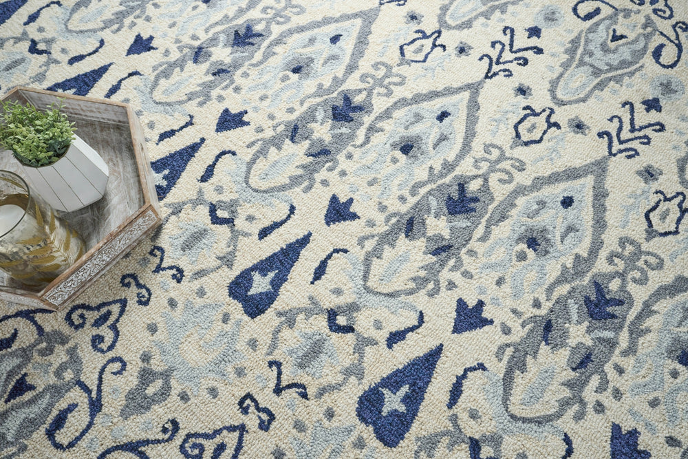 Exquisite Rugs Sarasota 5254 Ivory/Gray Area Rug Lifestyle Image Feature