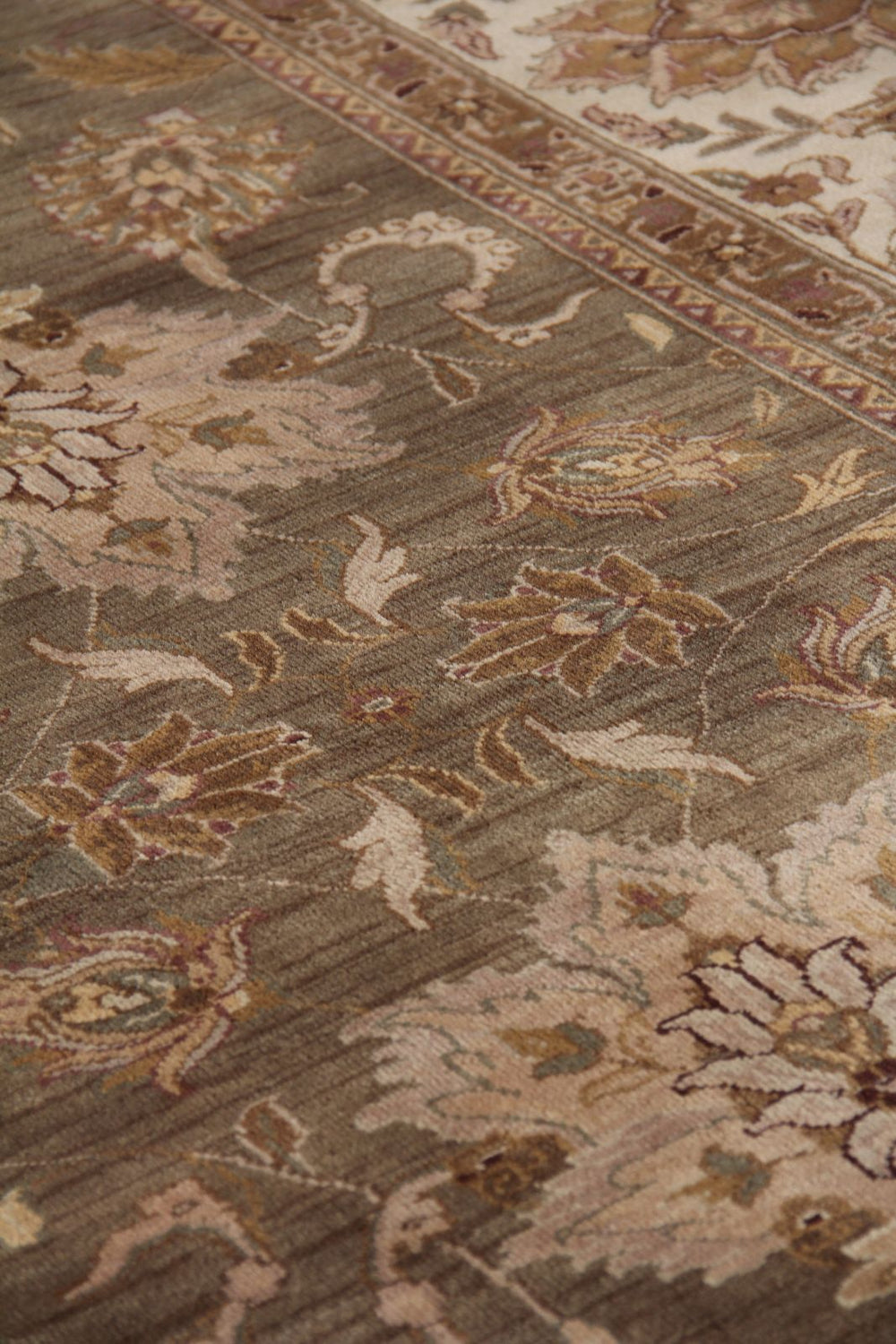 Exquisite Rugs Intricate Agra 5585 Light Green/Beige Area Rug Lifestyle Image Feature