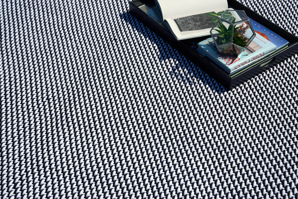Exquisite Rugs Harbor 6043 White/Black Area Rug Lifestyle Image Feature