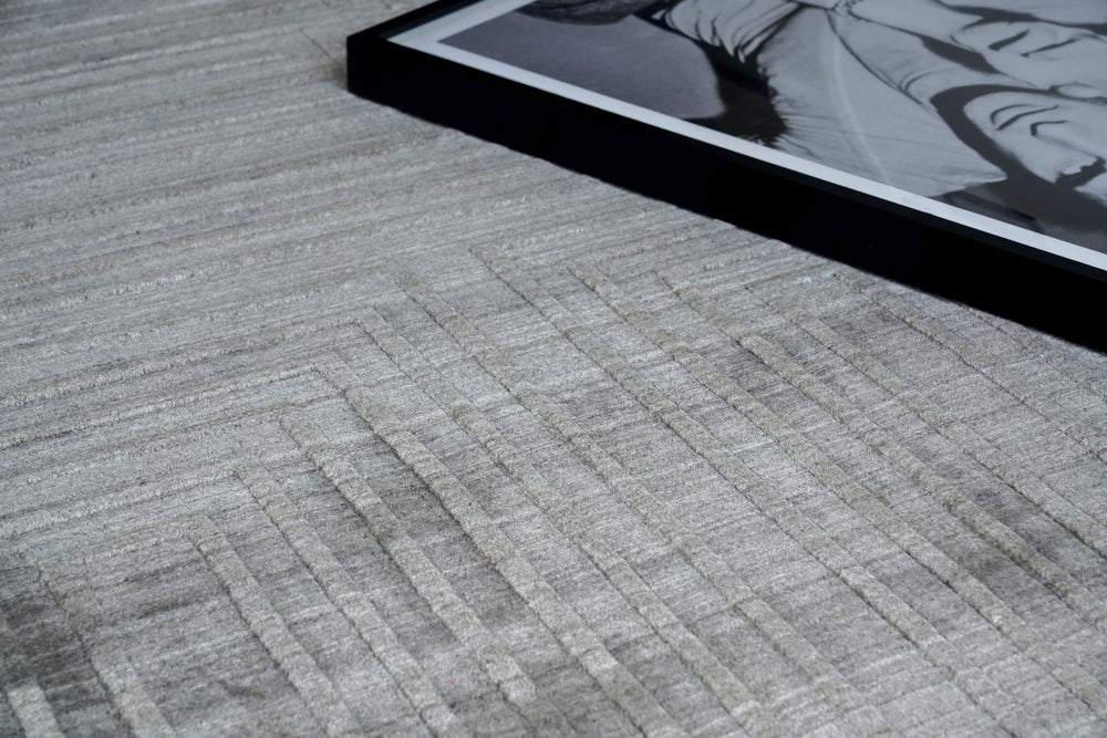 Exquisite Rugs Lotus 6957 Gray/Silver Area Rug Lifestyle Image Feature