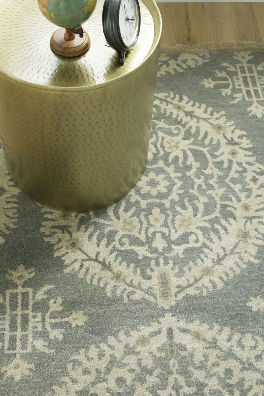 Exquisite Rugs Fine Wool 9495 Silver/Gray Area Rug Lifestyle Image Feature