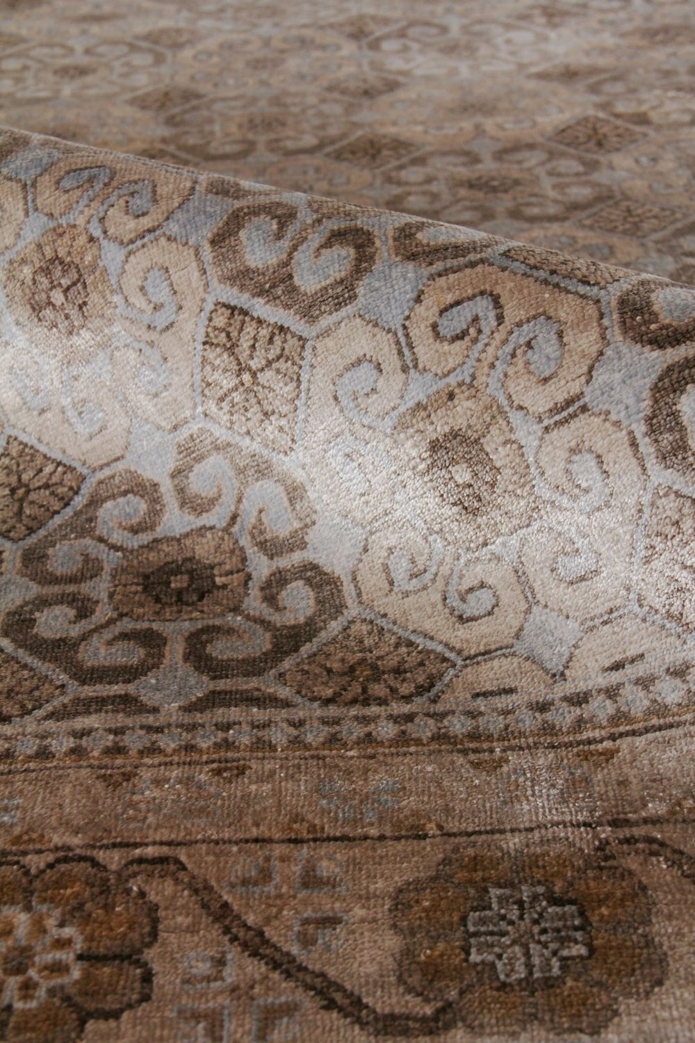 Exquisite Rugs Fine Khotan 9918 Camel/Ivory Area Rug Lifestyle Image Feature