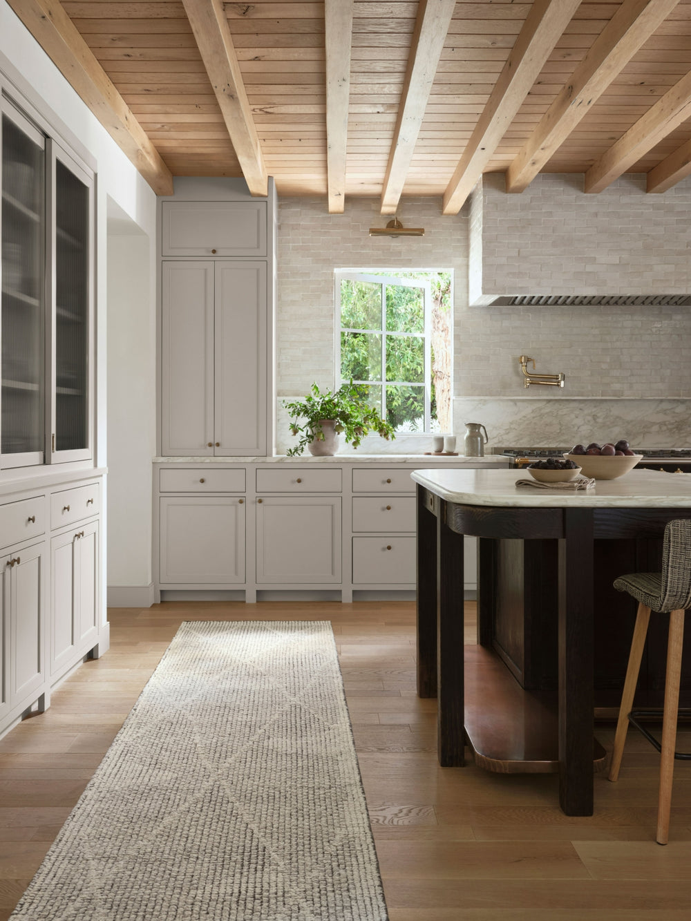 Amber Lewis x Loloi Gwyneth GWY-02 Ivory / Taupe Area Rug Lifestyle Image Feature