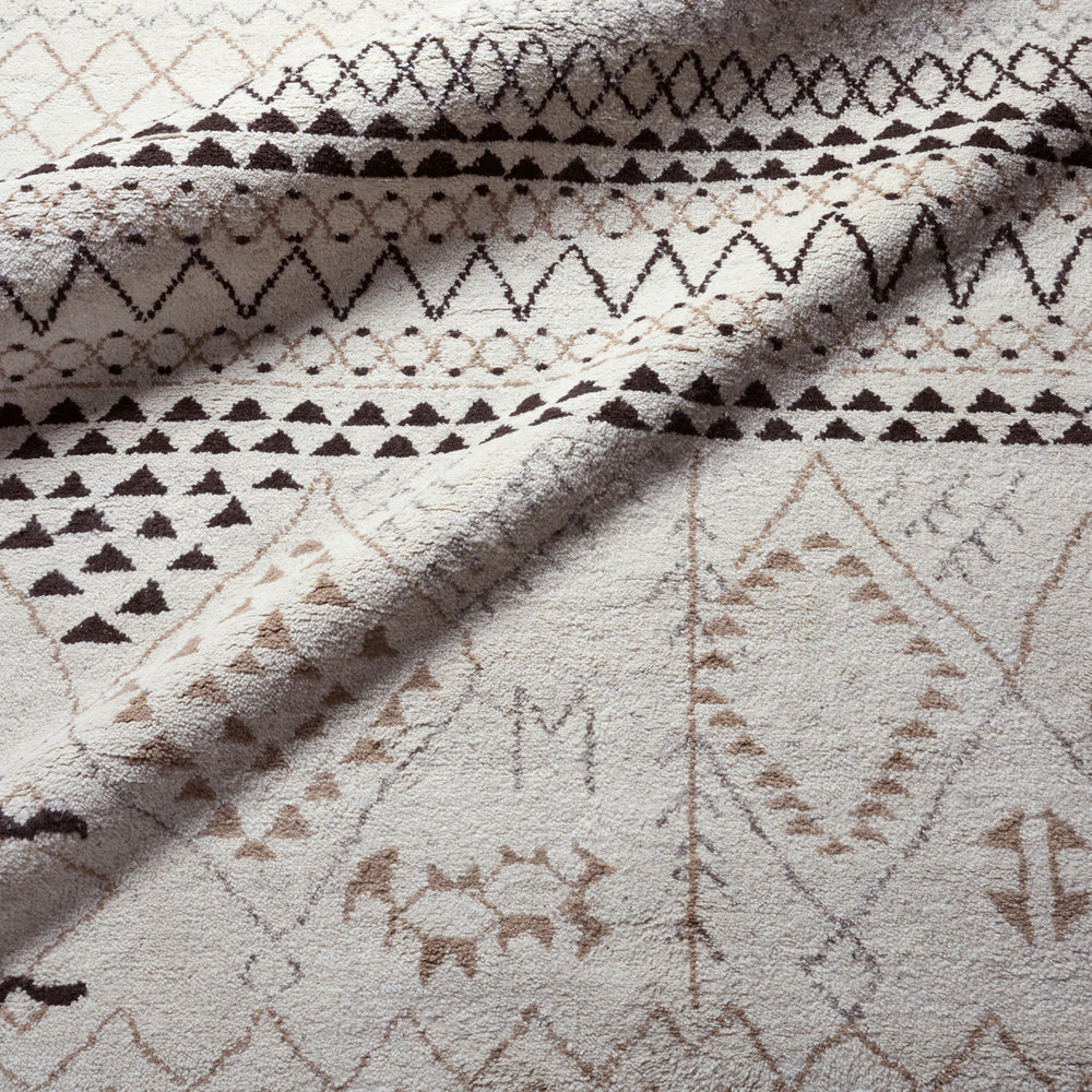 Jaipur Living Zuri Zamunda ZUI05 Cream/Brown Area Rug Lifestyle Image Feature
