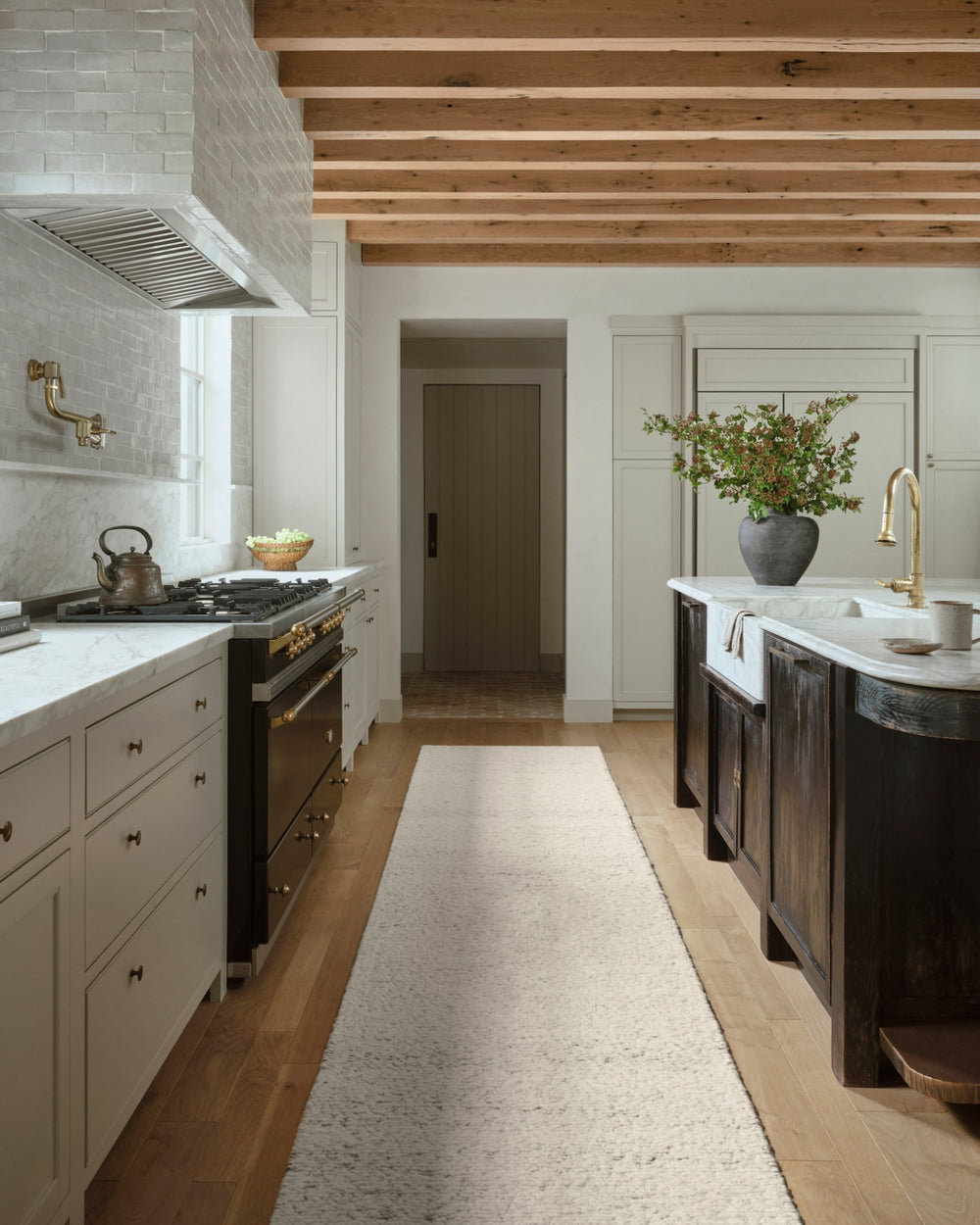Amber Lewis x Loloi Mulholland MUL-02 Silver / Natural Area Rug Lifestyle Image Feature
