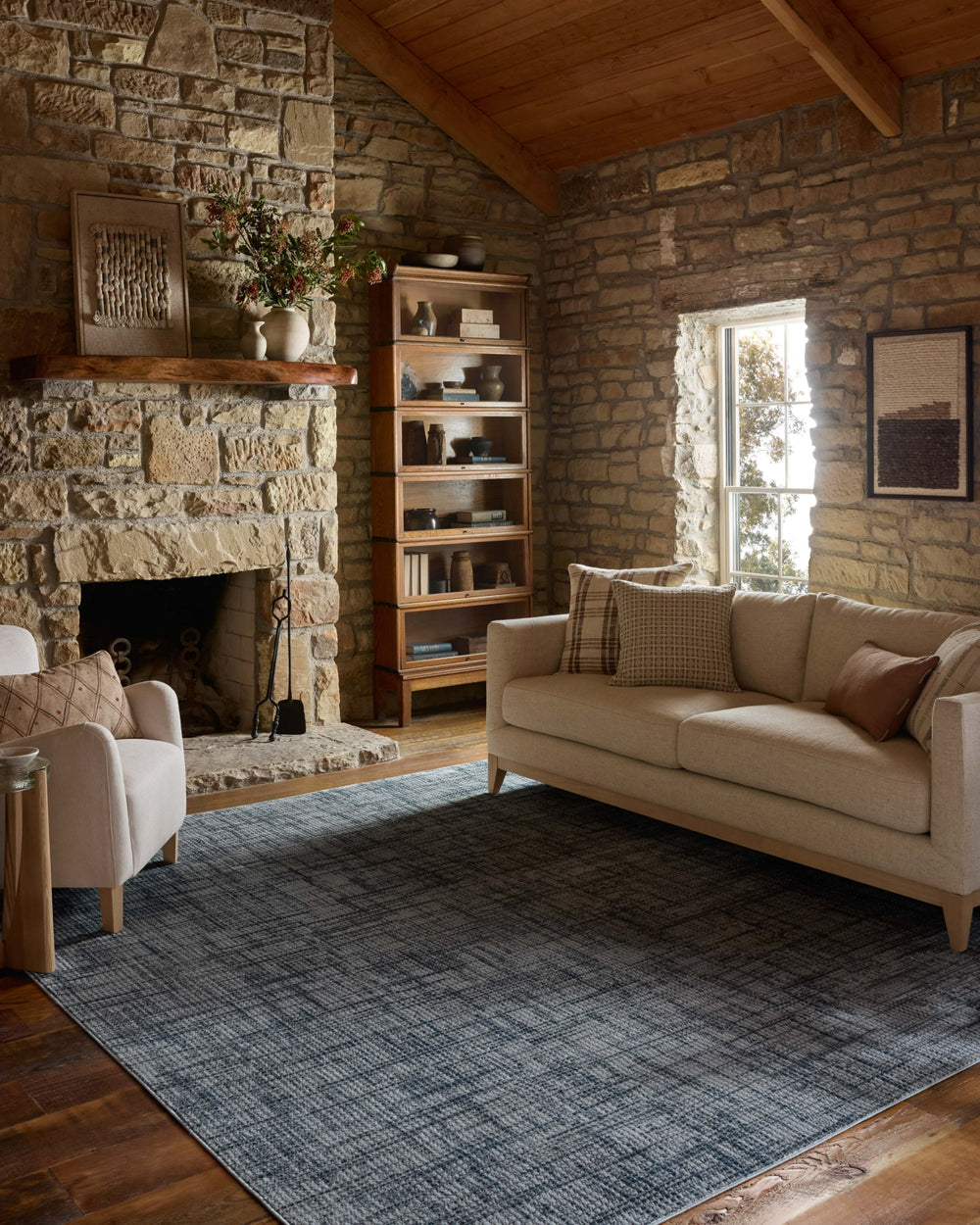 Loloi Townes TOW-08 Grey / Denim Area Rug Lifestyle Image Feature