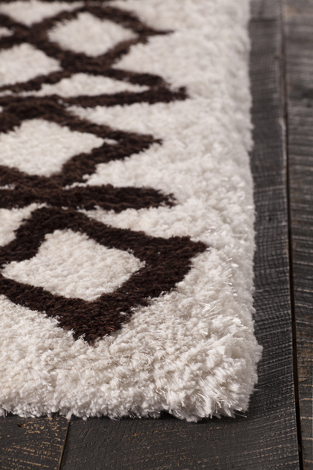 Chandra Aerona AER-40002 Area Rug Corner Shot Feature