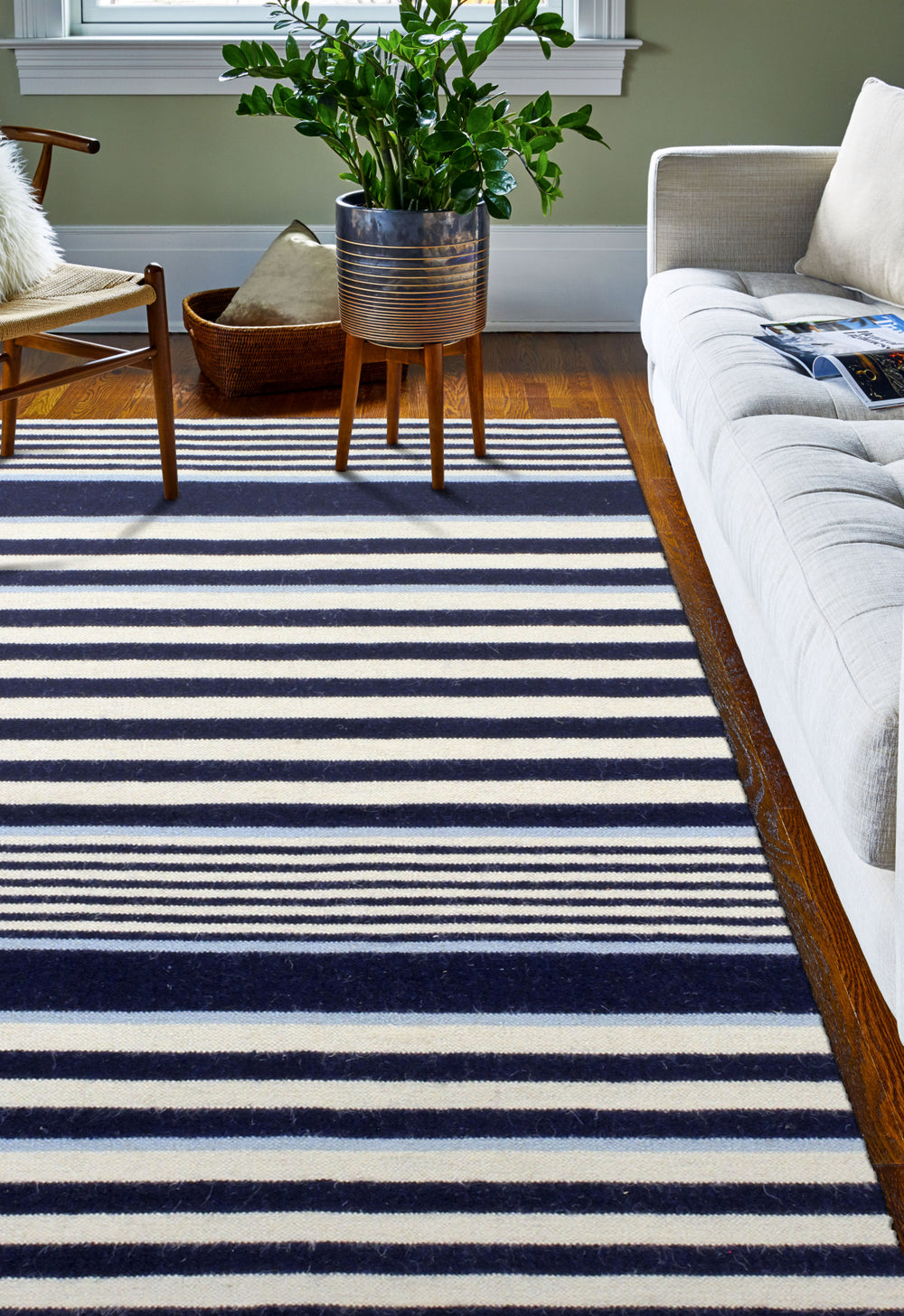 Bashian Hampton D105-FW5 Ivory/Navy Area Rug Room Scene Feature