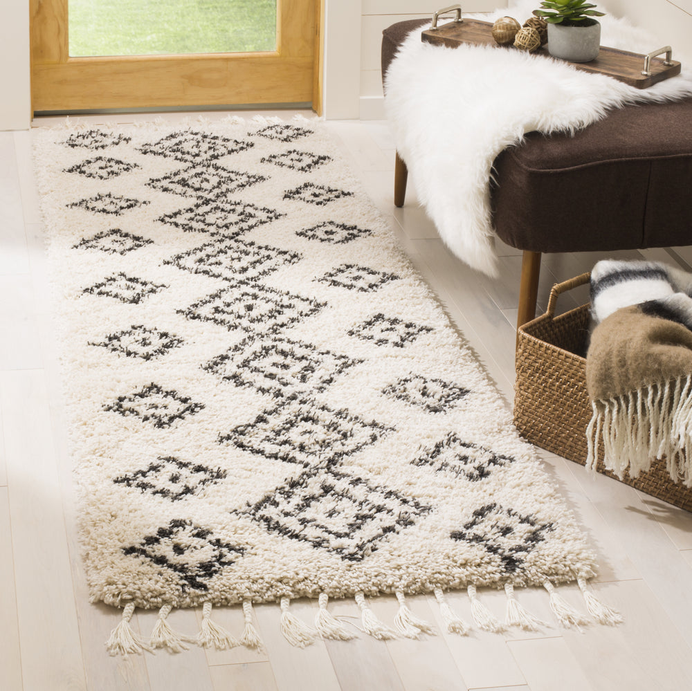 Safavieh Moroccan Fringe Shag MFG246B Cream/Charcoal Area Rug Feature