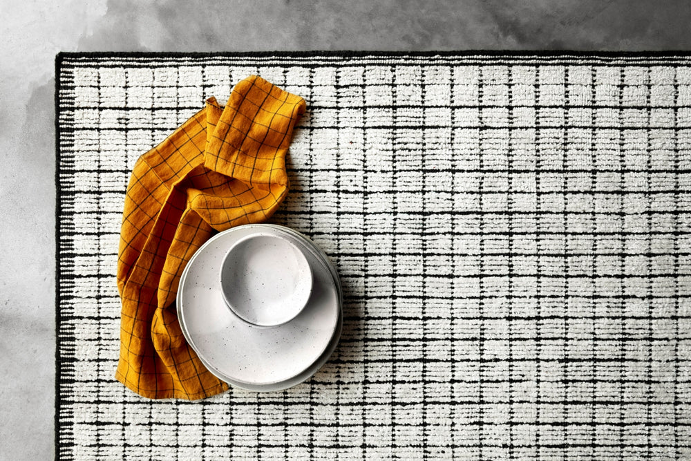 Loloi Beverly BEV-01 Ivory/Black Area Rug Lifestyle Image Feature