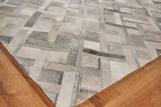 Exquisite Rugs Natural Hide 2149 Silver/Ivory Area Rug Corner Image