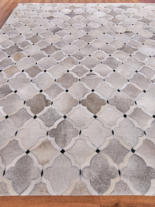 Exquisite Rugs Natural Hide 2176 Silver/Ivory/Dark Gray Area Rug Closeup Image
