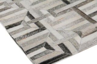 Exquisite Rugs Natural Hide 2202 Silver/Ivory Area Rug Corner Image