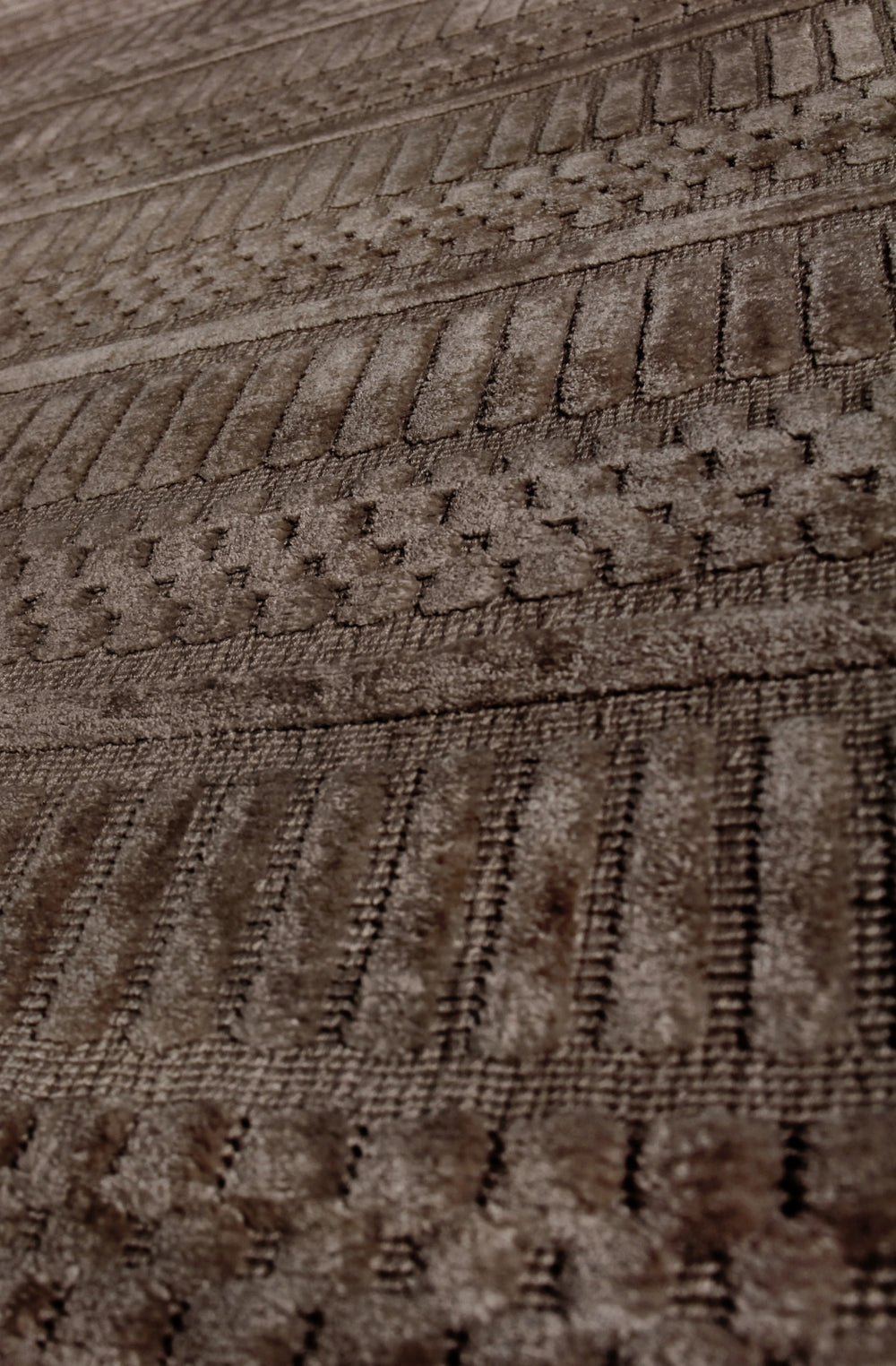 Exquisite Rugs Addison 2242 Brown Area Rug Lifestyle Image Feature