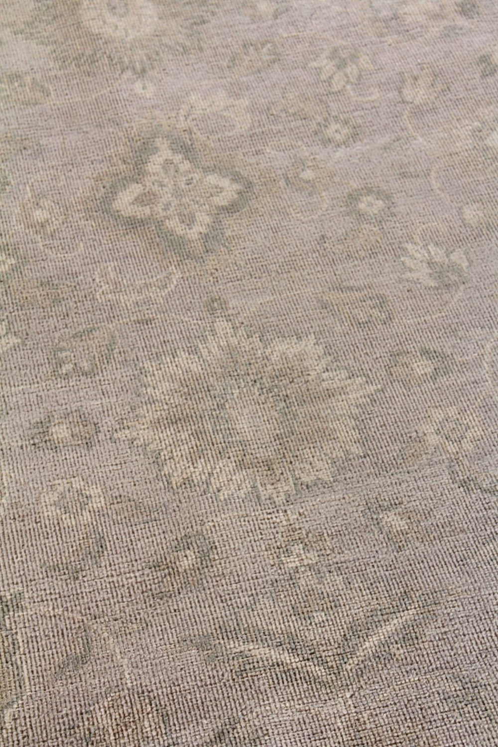 Exquisite Rugs Restoration 2346 Silver Area Rug Lifestyle Image Feature