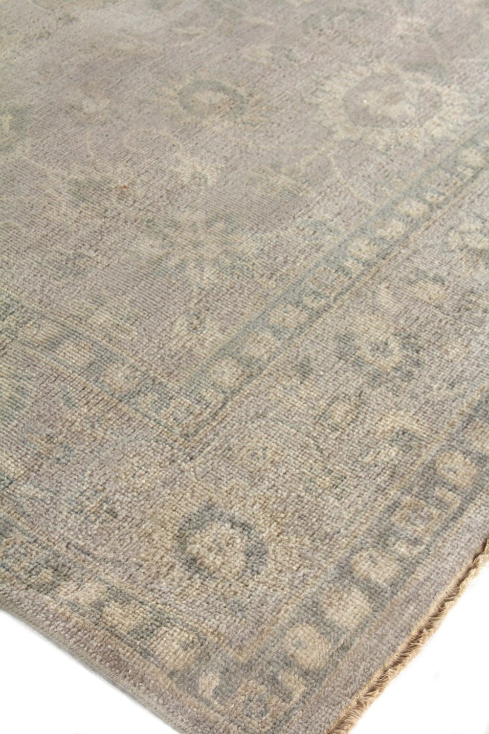 Exquisite Rugs Restoration 2346 Silver Area Rug Lifestyle Image Feature