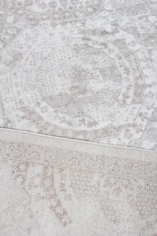 Exquisite Rugs Fine Mamluk 2480 Ivory/Taupe Area Rug Detail Image