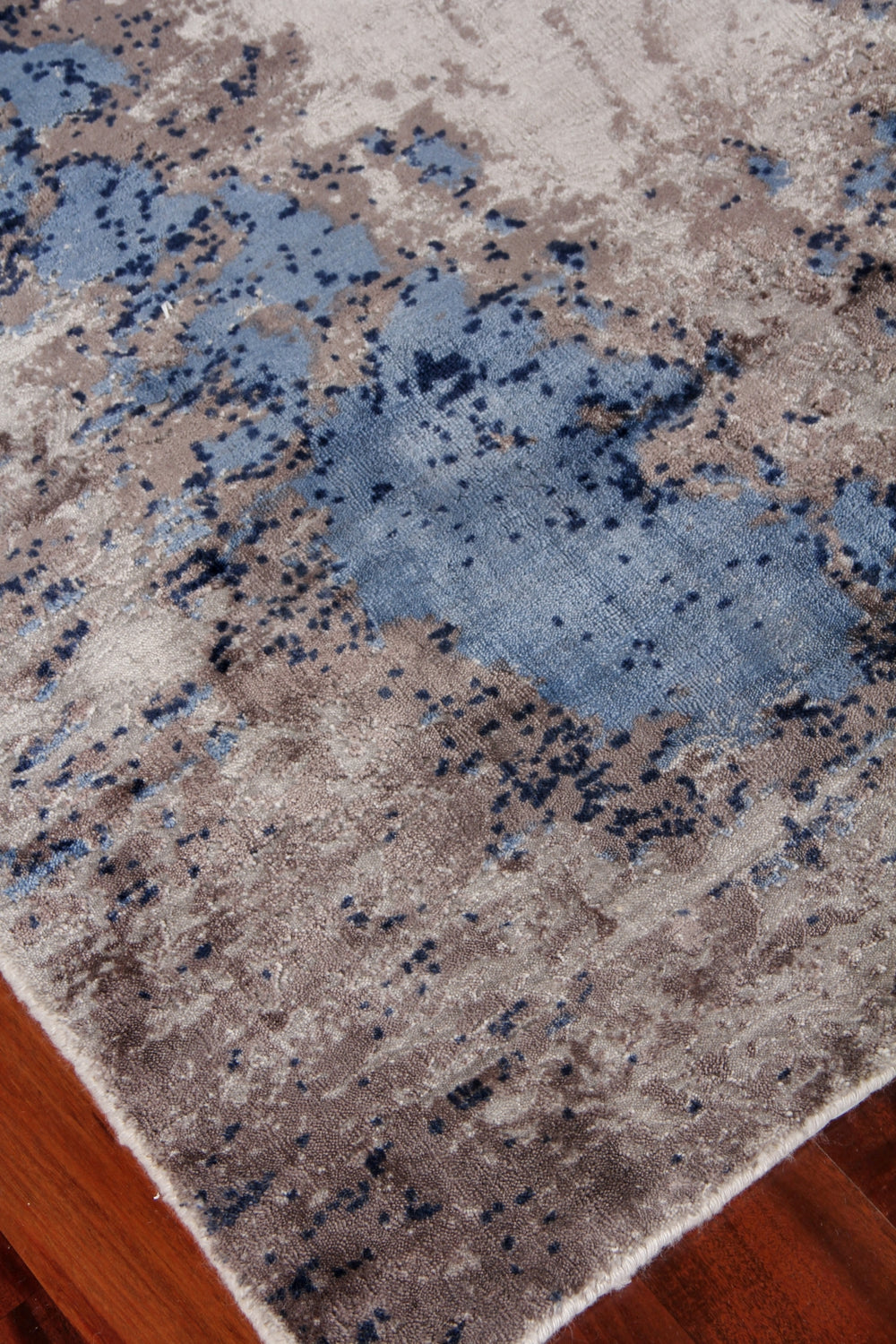 Exquisite Rugs Roset 2536 Silver/Blue Area Rug Lifestyle Image Feature