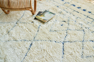 Exquisite Rugs Moroccan 2563 Ivory/Blue Area Rug Lifestyle Image Feature