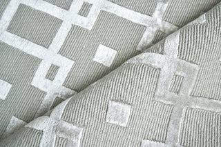 Exquisite Rugs Metro Velvet 3032 Silver Area Rug by The Met Closeup Image