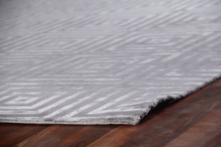 Exquisite Rugs Super Tibetan 3072 Silver/Gray Area Rug Corner Image