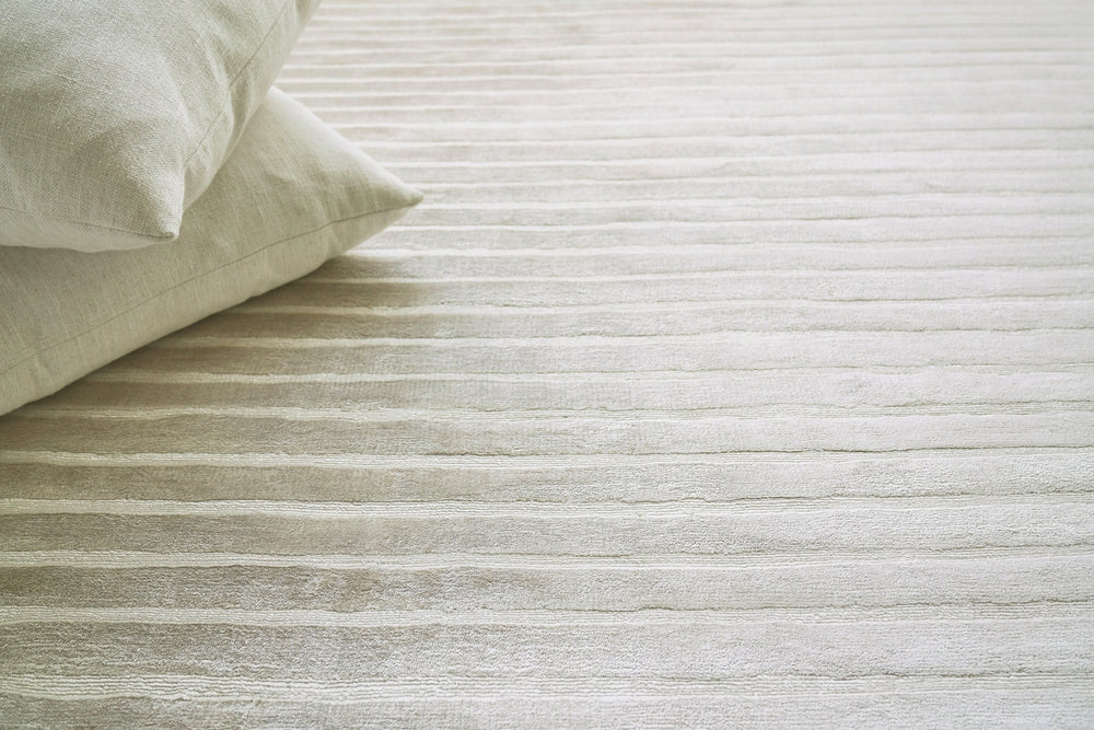 Exquisite Rugs High Low 3081 Silver Area Rug Lifestyle Image Feature