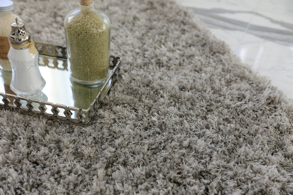 Exquisite Rugs Viscose Shaggy 3102 Silver Area Rug Lifestyle Image Feature