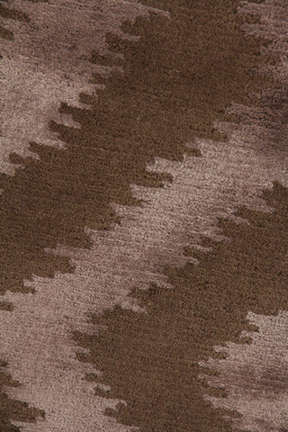 Exquisite Rugs Vero 3127 Chocolate Area Rug Closeup Image