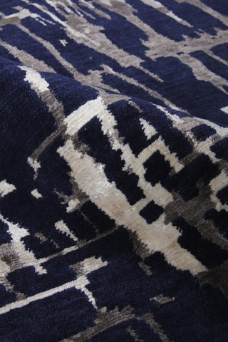 Exquisite Rugs Vertigo 3133 Navy/Gray/Ivory Area Rug Lifestyle Image Feature