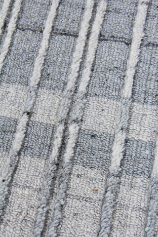 Exquisite Rugs Provident 3140 Silver Area Rug by The Met Closeup Image