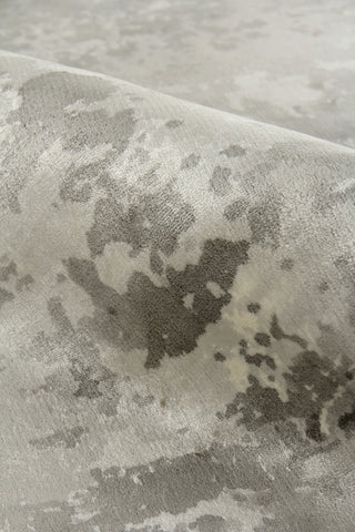 Exquisite Rugs Koda 3395 Silver Area Rug Lifestyle Image Feature