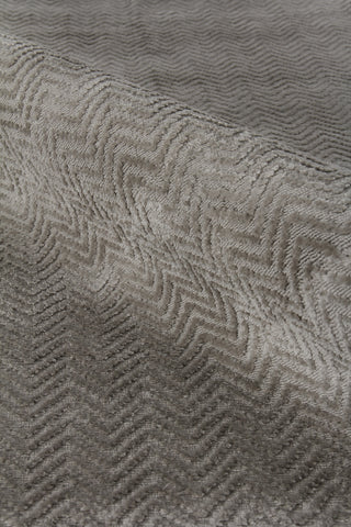 Exquisite Rugs Pavo 3470 Silver Area Rug Lifestyle Image Feature