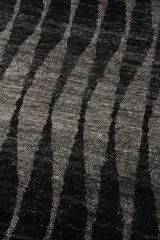 Exquisite Rugs Super Tibetan 3524 Gray/Charcoal Area Rug by The Met Closeup Image