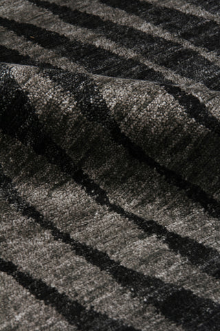 Exquisite Rugs Super Tibetan 3524 Gray/Charcoal Area Rug by The Met Lifestyle Image Feature