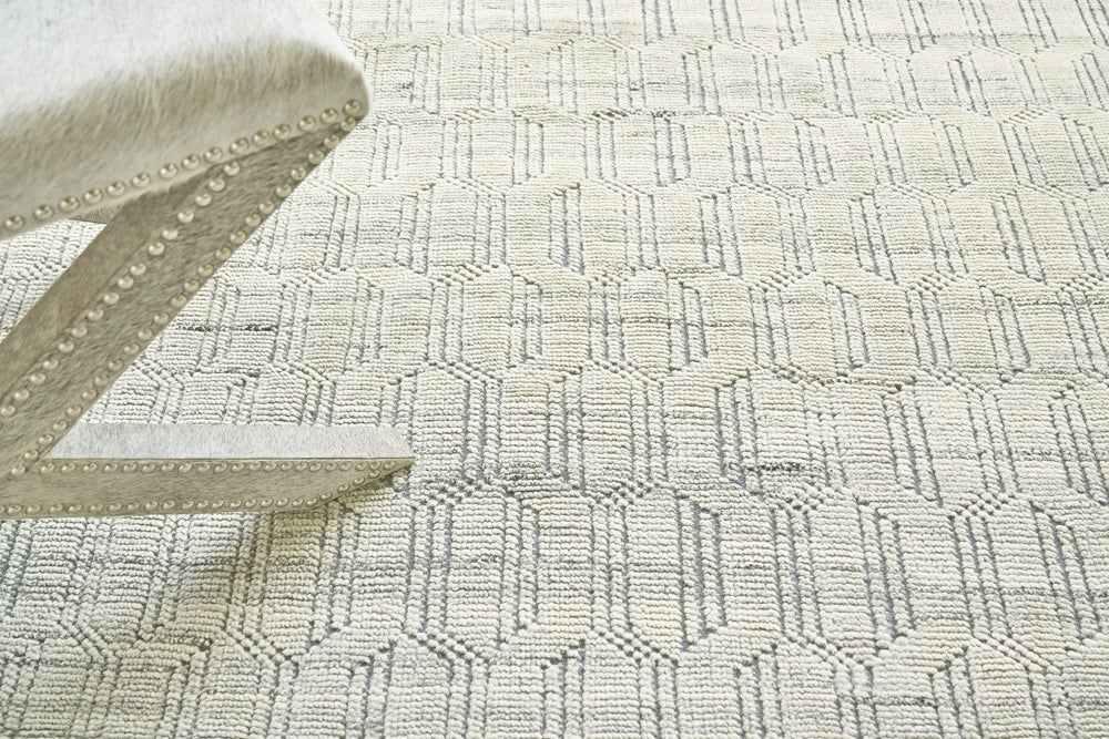 Exquisite Rugs Mercer 3809 Gray/Ivory Area Rug Lifestyle Image Feature