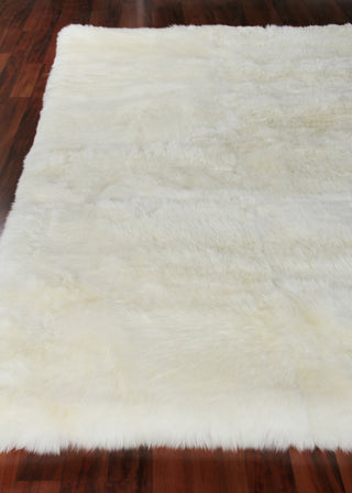 Exquisite Rugs Sheepskin 3845 Ivory Area Rug Closeup Image