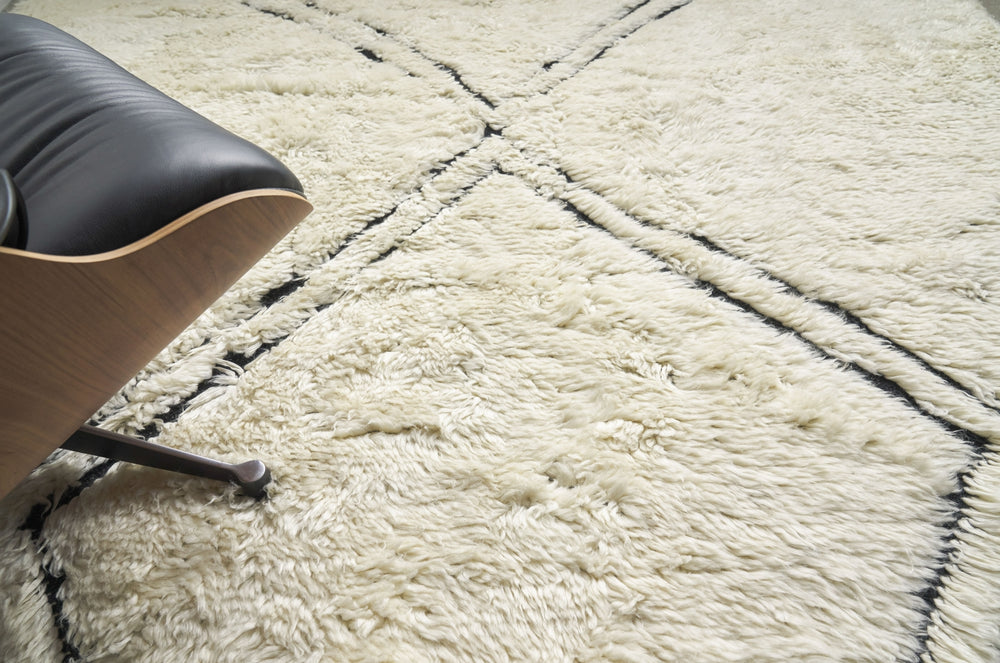 Exquisite Rugs Moroccan 3853 Ivory/Black Area Rug Lifestyle Image Feature