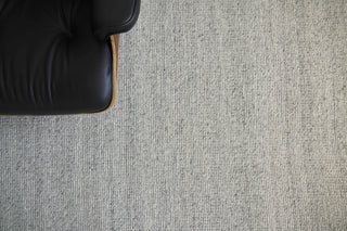Exquisite Rugs Hesse 3857 Silver Area Rug by The Met Detail Image