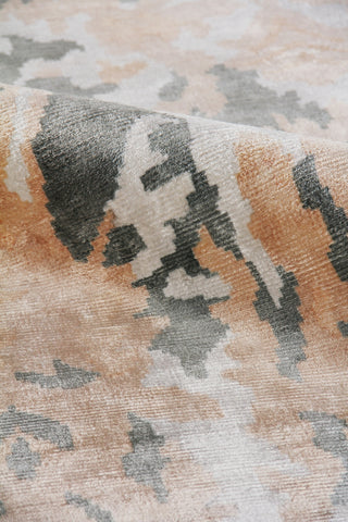 Exquisite Rugs Cassina 3865 Silver/Gold Area Rug Detail Image