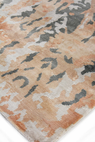 Exquisite Rugs Cassina 3865 Silver/Gold Area Rug Lifestyle Image Feature