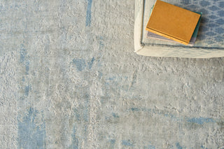 Exquisite Rugs Reflections 3915 Gray/Blue Area Rug Detail Image